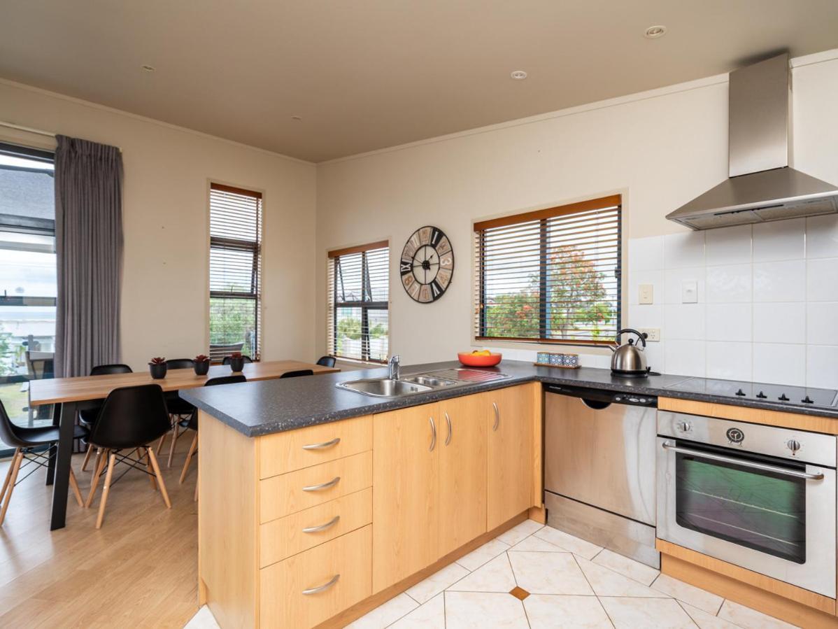Oceans 8 - Mangawhai Heads Holiday Home Экстерьер фото